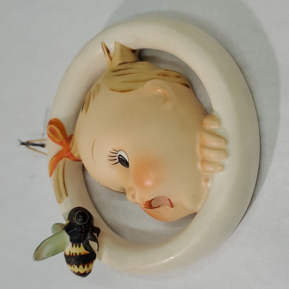Vintage Hummel Wall Plaque "BA BEE" Girl, - in GREAT shape!! - Picture 11 of 14